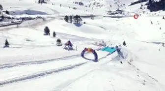 Red Bull Kar Havuzu filminde ünlü isimler buz gibi suyla dolu havuza atladılar