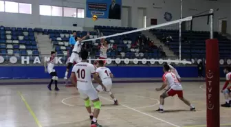 Hakkari voleybol takımı Diyarbakır'ı evinde 3-2 yendi