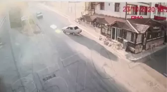 AMASYA Kamyonetin çarptığı otomobildeki sürücü ve yolcu yola savruldu