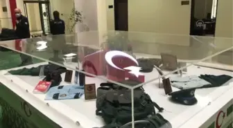 Şehit polislerin kıyafetlerinin yer aldığı sergi duygulandırıyor