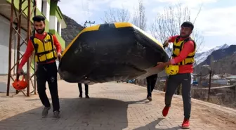 Sporcular 8 Mart Dünya Kadınlar Gününde rafting yapıp pankart açtı