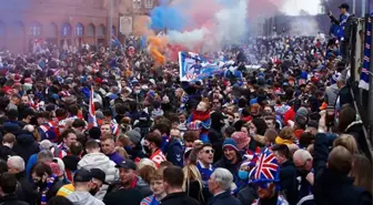 Rangers'ta taraftarlar şampiyonluk kutlamalarında pandemi kurallarını hiçe saydı