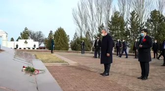 Dışişleri Bakanı Çavuşoğlu, Ata Beyit Anıtı'na çelenk koydu