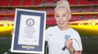 Futbolcu ve spor sunucusu Liv Cooke, Guinness Rekorlar Kitabı'na girdi