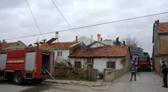 Son dakika haber | AFYONKARAHİSAR - Sandıklı'da ahşap evde çıkan yangın söndürüldü