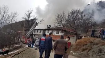 Kastamonu'da iki ahşap ev ve bir samanlık yandı