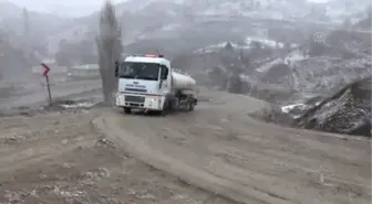 Koyunları susuz kalan besiciye belediye ekipleri tankerle su ulaştırdı