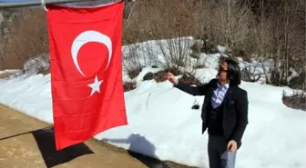 Yıpranmış Türk bayraklarını yenileri ile değiştiriyor