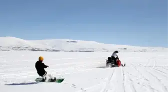 SPOR Buz tutan Çıldır Gölü'nde snowboard ve drift