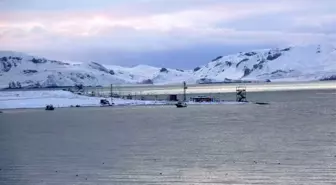 Erçek Gölü'nde fırtına ve tipiden dolayı balıkçı tekneleri mahsur kaldı