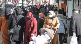 Sivas'ta, 'kısıtlamasız hafta sonu' kalabalığı