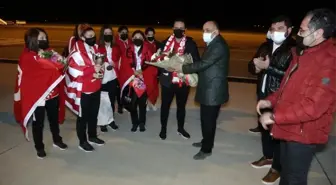 Avrupa şampiyonu özel sporculara havalimanında coşkulu karşılama