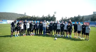 Beşiktaşlı futbolculardan sağlık ekibine çiçek