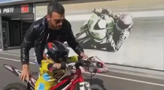 Kenan Sofuoğlu, 2 yaşındaki oğlu Zayn Sofuoğlu'nun motosiklet kullandığı anları sosyal medyadan paylaştı