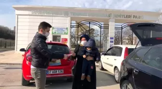 Genç Memur-Sen üyeleri İstiklal Marşı yılında broşür dağıttı