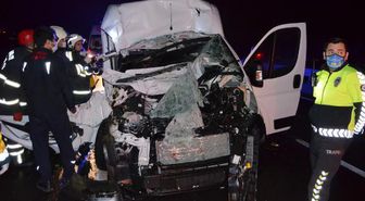 Minibüs, TIR'a arkadan çarptı: 1 ölü, 1 yaralı