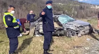 Otomobil ile pikabın kafa kafaya çarpıştığı kaza kamerada