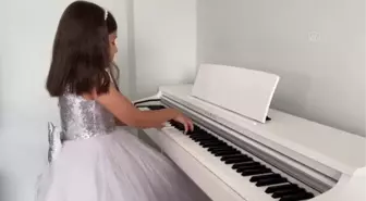 7 yaşındaki Derin, çevrim içi düzenlenen uluslararası piyano yarışmasında 1. oldu