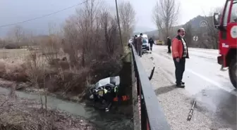 Dereye devrilen otomobilin sürücüsü yaralandı