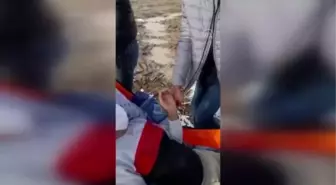 Sağlık ekipleri köyden sedyeyle aldıkları hastayı 2 kilometre uzakta bekleyen ambulansa taşıdı