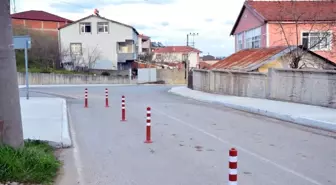 Usulsüz olarak yol geçtiğini iddia ettiği arsasını dubalarla kapatarak nöbet tuttu