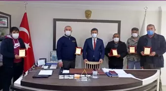 Başkan Yılmaz'dan hayvan severlere plaket