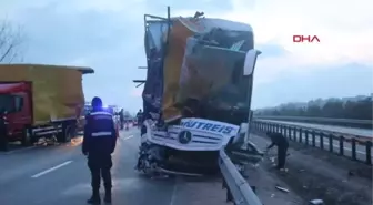 Yolcu otobüsü, arıza yapan kamyona çarptı: 3 yaralı