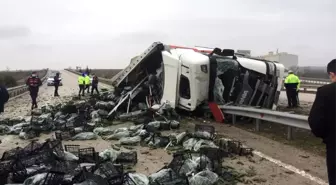 Amasya'da sebze yüklü tır devrildi: 2 ölü