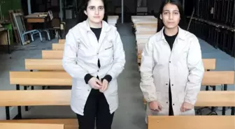 Liseli Beyza ve Ada, köy okulları için 5 bin sıra tahtası üretti