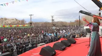 Van'da nevruz tedbirlerle kutlandı; ateş yakarken yanma tehlikesi geçirdiler(2)