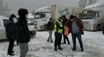 Son dakika haber! Ardahan'da, kardan kapanan yollarda kalan sürücülere jandarmadan ikram