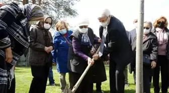 Başkan Erdem, huzurevi sakinleriyle fidan dikti