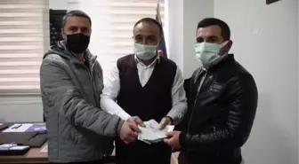 Belediye personeli yolda bulduğu 7 bin 185 lirayı sahibine teslim etti