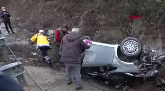 DÜZCE Otomobil şarampole yuvarlandı, kurtarma çalışmalarını izleyenler canlı yayın yaptı 2 yaralı