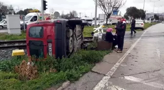 Samsun'da hafif ticari araç demir yolu kenarına devrildi: 1 yaralı