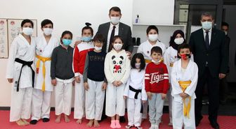 Sivas Valisi Salih Ayhan'dan karatecilere destek