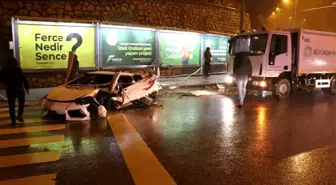 Başkent'te lüks otomobil kar küreme aracına çarparak hurdaya döndü: 2 yaralı