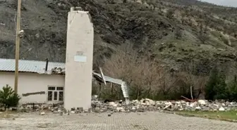 Batman'da şiddetli rüzgar cami minaresini yıktı