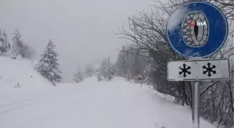 Kastamonu'da yoğun kar yağışı köy yollarını ulaşıma kapadı