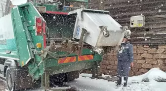 Kepsut'ta kırsal mahallelere kar yağışı devam ediyor