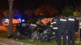 Adana'da refüjdeki ağaçlara çarpan otomobildeki 3 kişi yaralandı