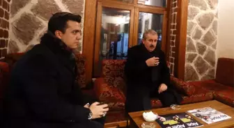 Son dakika haberi... BBP Genel Başkanı Mustafa Destici Muhsin Yazıcıoğlu'nun kabrini ziyaret edip dua etti