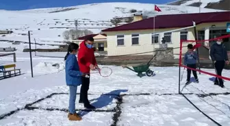 Çocuklar 'Orda Bir Köy Var Uzakta' projesiyle ilk kez badminton ile tanıştı