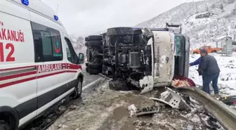 Elma yüklü tır devrildi, sürücüsü yaralandı