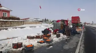 Tır devrildi.. Tonlarca portakal kar içerisinden tek tek toplandı