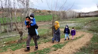 Son dakika: Engelli oğlunu sırtında taşıyarak okula götürüyor