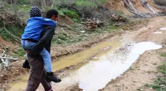 Fedakar baba, 3 yıldır engelli oğlunu sırtında taşıyarak okula götürüyor