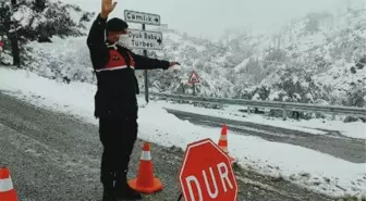 İzmir'de kar yağdı, yol kapandı