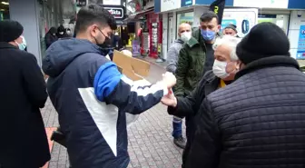 Muhsin Yazıcıoğlu anısına lokum dağıtıldı