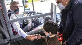 Yok böyle otobüs şoförü: Çocuklara gofret, büyüklere gülücük dağıtıyor
